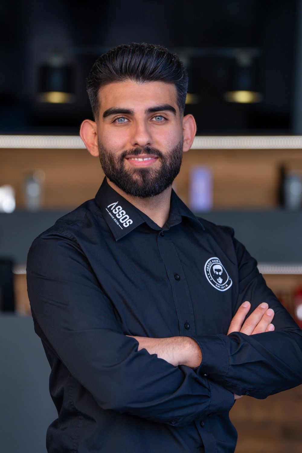 Portraitbild Steven von Assos Hairdesign aus Bitburg mit verschränkten Armen